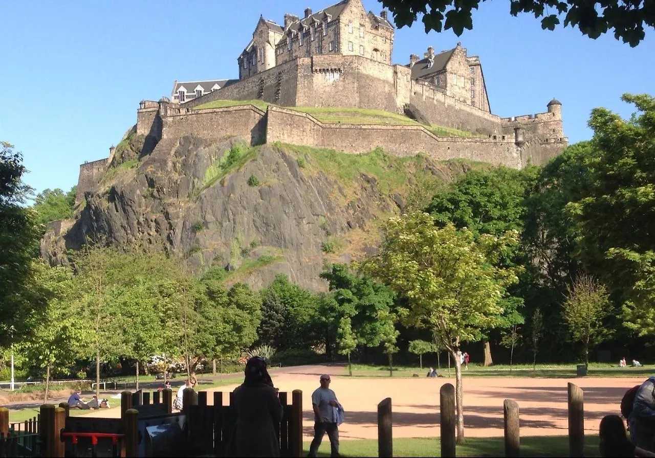 Stunning 2 Bedroom Georgian Apartment Edinburgh
